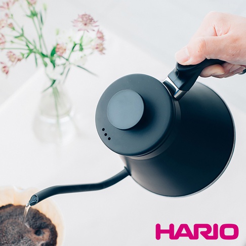 霧黑細口壺，800ml容量，壺身為霧面黑色，配有黑色圓形壺蓋，上有三個小圓點指示燈。手持黑色把手，從細長壺嘴傾倒熱水至咖啡濾杯。