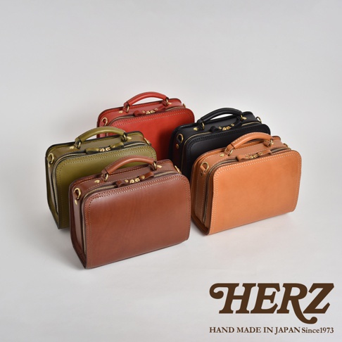 五款職人手作皮革兩用方形單肩包，顏色包含棕色、綠色、紅色、黑色及橘棕色，皆為真皮材質，帶有拉鍊開合與提把。