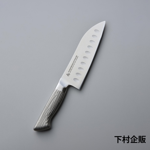 鉬釩不鏽鋼三德刀，刀刃有氣孔設計，銀色金屬刀柄呈現木紋紋理，整體為銀白色，陳列於灰色背景上。