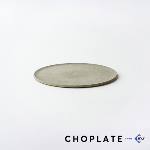 日本製造的 KAWABE CHOPLATE 兩用砧板盤，直徑17.4公分的圓形設計，呈現簡約的灰綠色岩石質感。產品底部印有品牌標誌，不僅是砧板亦可作為餐盤直接上桌，外觀呈現霧面質感，整體風格簡約現代。