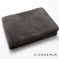 深灰色 PLUME 今治輕羽恆柔耐久輕質毯，觸感柔軟，材質輕盈，呈現簡潔的摺疊狀態。