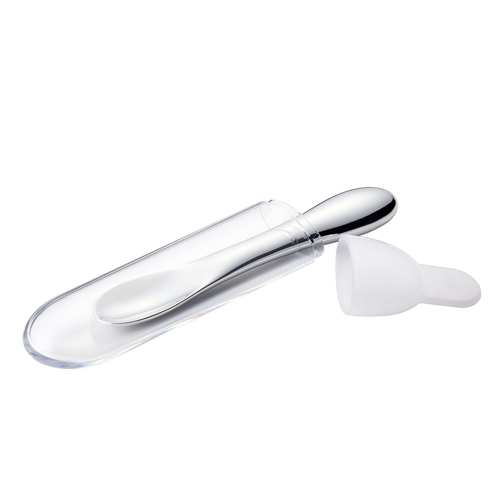 銀色金屬冰淇淋勺，勺柄呈流線型，置於透明塑膠收納管中，一旁附有白色塑膠蓋。