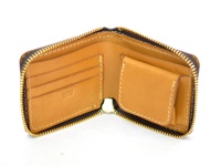 職人手作皮革全包式拉鍊短夾 (WS-40)，打開展示內部，淺棕色皮革內襯，設有四個卡槽和一個零錢袋，縫線清晰，拉鍊為金色。