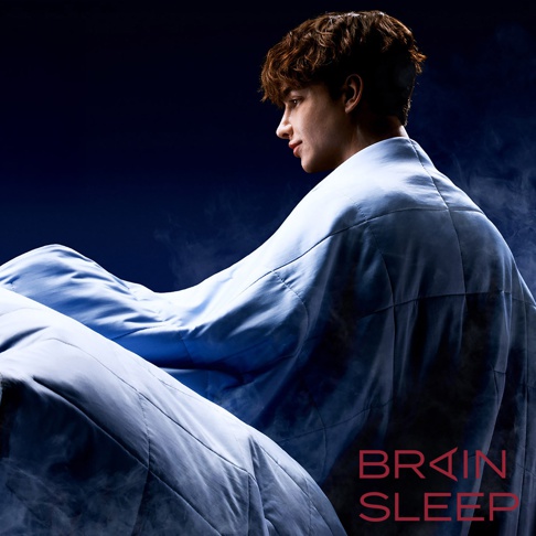 淺藍色極冷涼感被，表面有菱格紋縫線，質料輕薄，營造出冰涼感，一位男性覆蓋著被子，背景為深藍色，帶有煙霧效果。