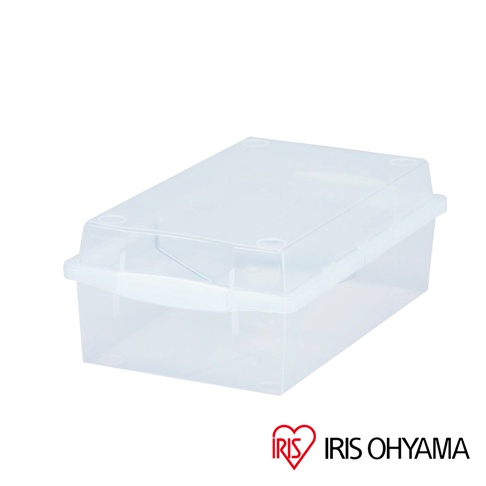 透明塑膠漫畫收納盒，帶有可掀式透明蓋，盒身和蓋子均為霧面質感，盒蓋上有一金屬扣環。