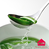 銀色金屬濾湯火鍋杓，杓內盛著綠色豌豆莢，杓身有濾孔，湯汁正從中滴落至裝有豌豆莢的鍋中。