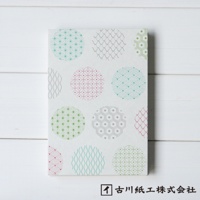 美濃和紙福氣御朱印帳，白色紙面印有粉紅色、綠色、藍綠色和灰色線條構成的圓形吉祥圖案，如麻葉紋、青海波紋、龜甲紋等。