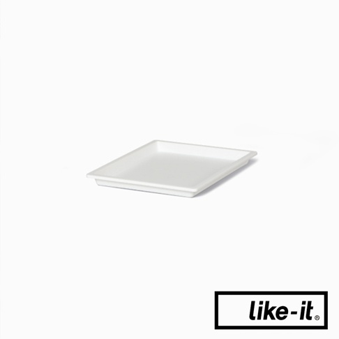 白色塑膠製可堆疊窄型整理收納盒蓋，方形淺盤設計，邊緣有微微的傾斜。