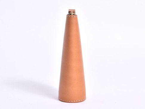 淺棕色皮革製成的圓錐形筆袋，頂部有金色拉鍊，側邊縫線清晰可見，整體呈現簡約直立造型。