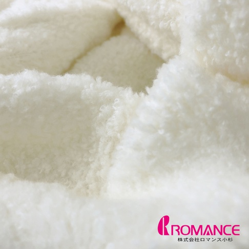 Aurora奶霜泡泡柔彈四季毯，象牙白色，柔軟蓬鬆的絨毛材質，紋理細膩，呈現出舒適的觸感。