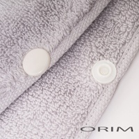 淺灰色柔軟毛巾布材質的吹髮頭巾，帶有兩個白色按扣，方便固定。