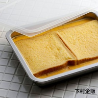 下村企販不鏽鋼調理保存盒內有兩片浸泡在蛋液中的吐司，盒蓋半開著。