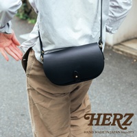 黑色皮革迷你馬鞍包，附有可調節的黑色皮革肩帶和金色金屬搭扣，由職人手工製作。