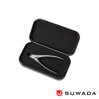 銀色金屬指甲剪，置於黑色內襯的長方形金屬盒中，指甲剪呈現彎曲的造型，刀刃部分精緻。