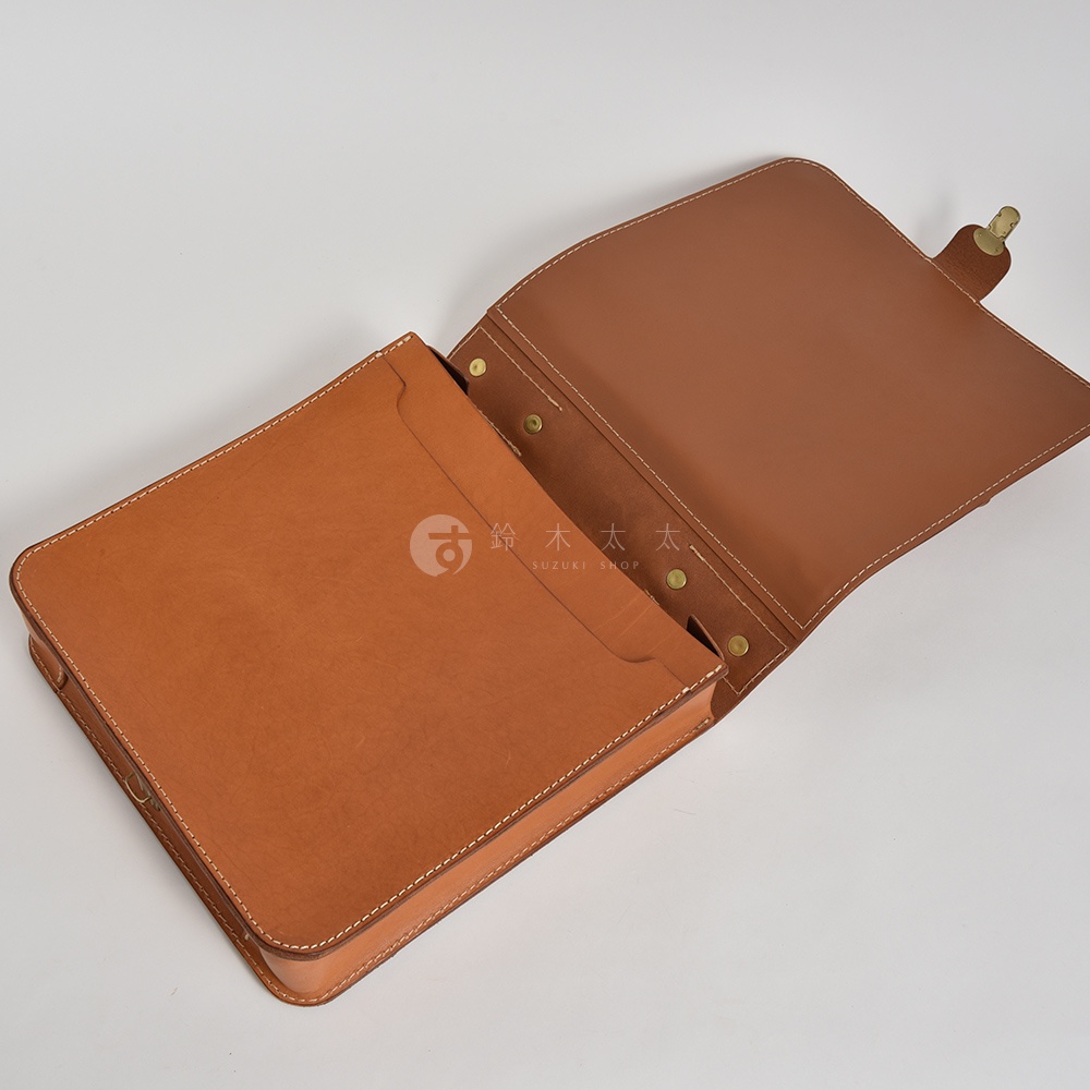 職人手作皮革三口袋三用後背包 A-19-R，展示棕褐色皮革材質，縫線清晰。包體為方形，翻蓋打開，露出內部空間與金屬釦件。