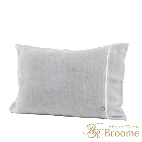 淺灰色五層紗枕套，質料輕柔，表面有細緻織紋，一側縫有白色滾邊，並帶有品牌小標籤。