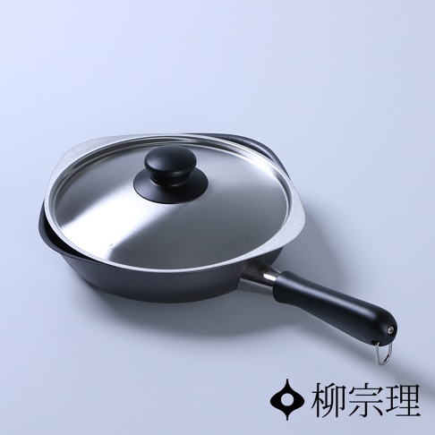 柳宗理岩紋感單手鐵鍋25cm附蓋，鍋體為黑色岩紋鐵製材質，搭配不鏽鋼鍋蓋與黑色圓形握柄，整體外觀呈現簡約圓潤的日式設計風格。