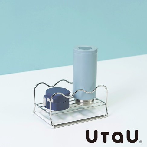 不鏽鋼多功能萬用瀝水支架，支架上有一個藍灰色圓柱體保溫杯和一個藍色蓋子的水壺，簡潔的線條設計，適合廚房檯面使用。