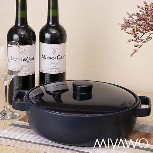 海軍藍陶土湯鍋，附有黑色玻璃鍋蓋，鍋身兩側有提把，鍋蓋中央有圓形把手。