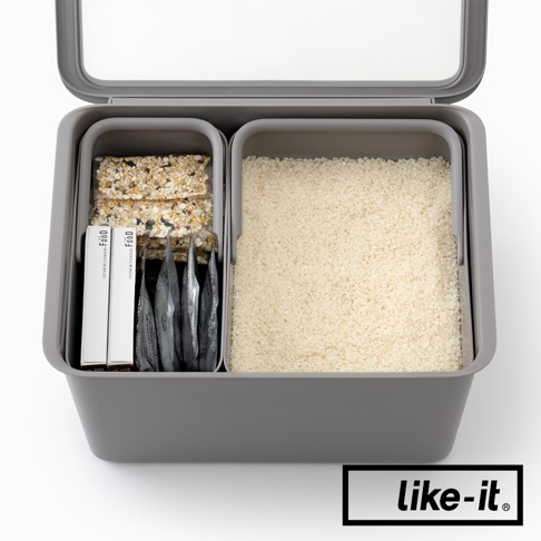 like-it 手提式居家萬用分隔收納盒內裝有米、能量棒和食品包。