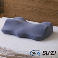 淺灰色 AS 快眠止鼾枕，採用人體工學設計，具備頸部支撐凹槽，枕套材質為柔軟透氣的布料。