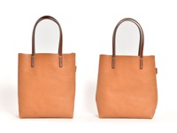 すっとしていたり、ころんとしていたり。柔らかい革なので入れる荷物でシルエットが変化することもあります。