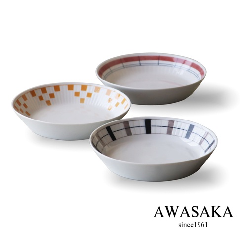 三個白色陶瓷料理盤，分別飾有橘色格紋、紅藍線條及黑灰格紋，盤緣帶有復古設計。