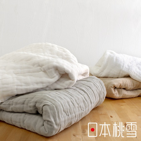 堆疊的八層紗雙人透氣被，顏色有白色、淺灰色和米色，材質輕柔，質地蓬鬆。