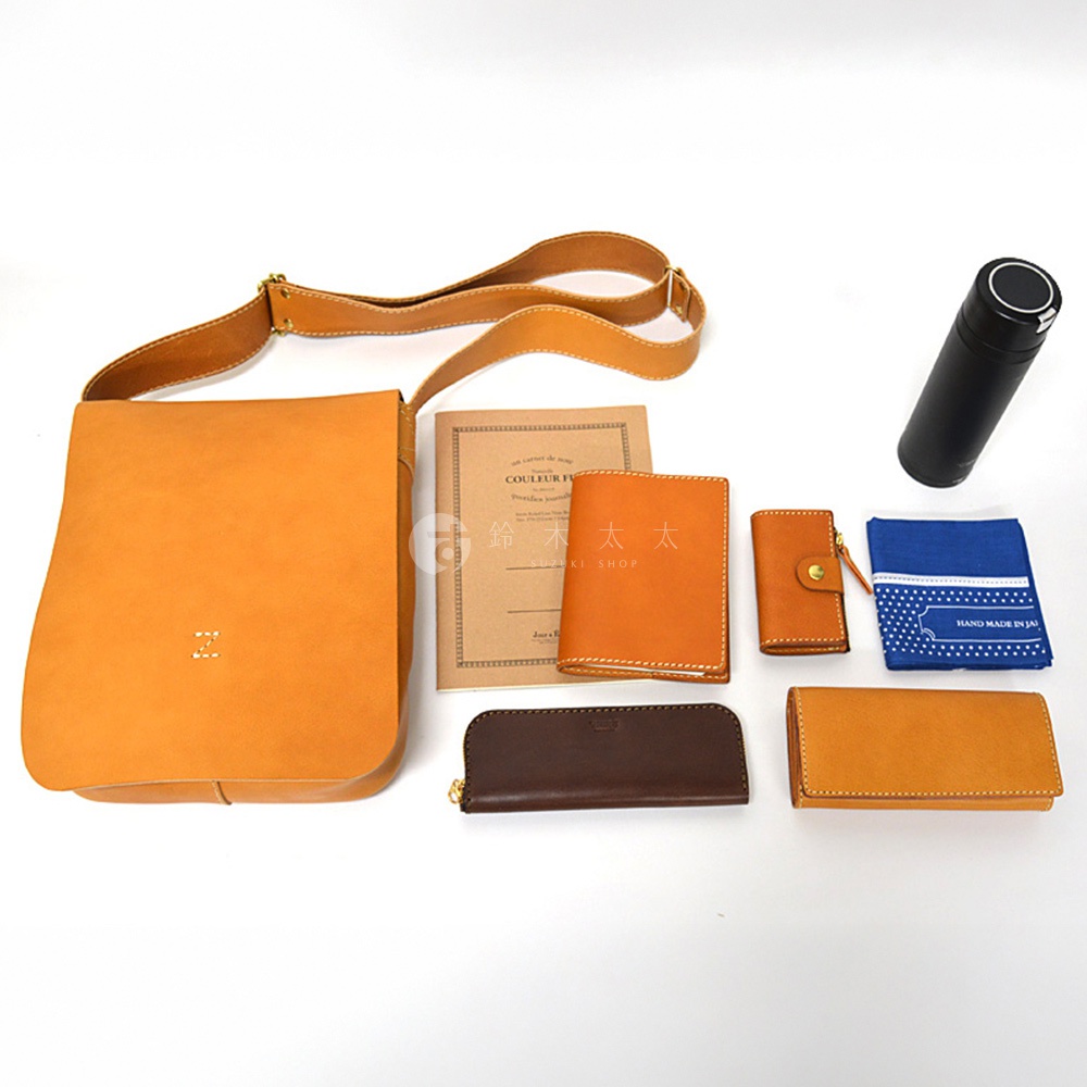 HERZ 職人手作皮革軟皮直式斜背包，搭配皮夾、記事本、手帕及保溫瓶，展示精緻的日本皮革工藝