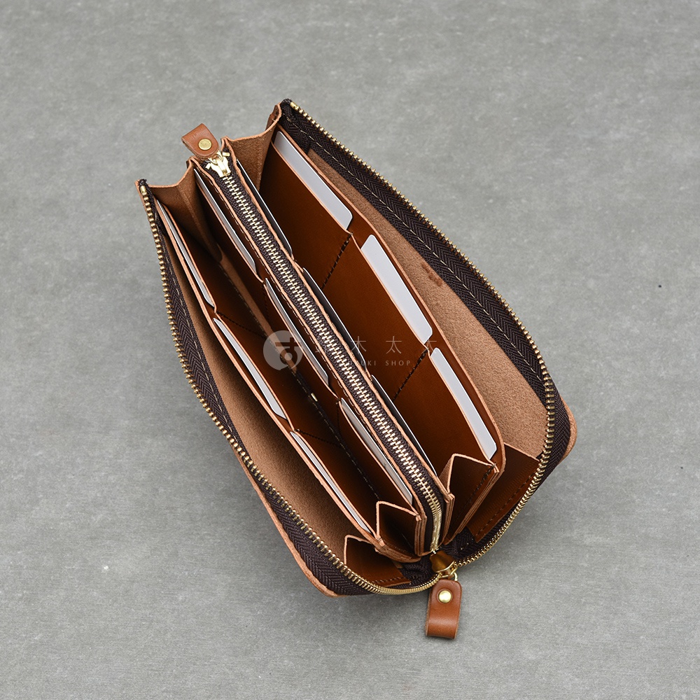 職人手作皮革Organ大容量拉鍊長夾，展現其精緻內裡隔層與卡槽設計，採用棕色皮革材質，搭配復古銅色拉鍊。