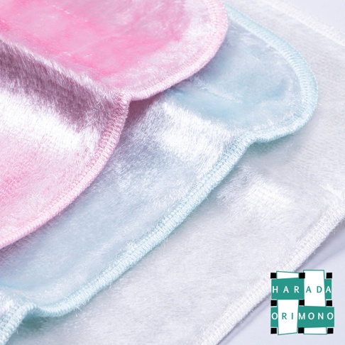 三塊不同顏色的絨毛布，分別為粉紅色、淺藍色及白色，布料柔軟，邊緣有縫線。