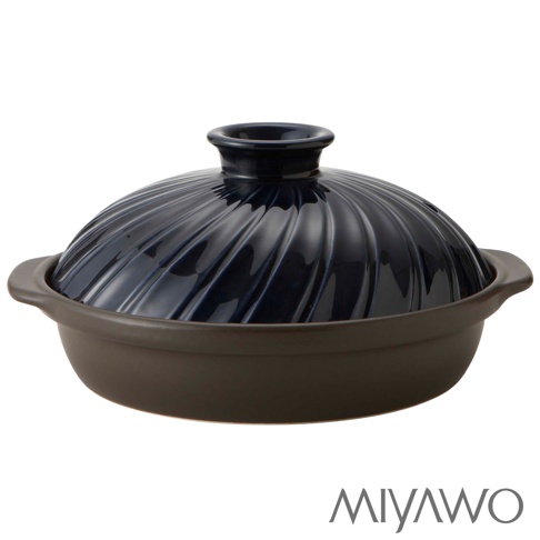 直火系列耐溫差陶板鍋，鍋身為深棕色，鍋蓋為深藍色，帶有螺旋紋路設計，兩側有提把。