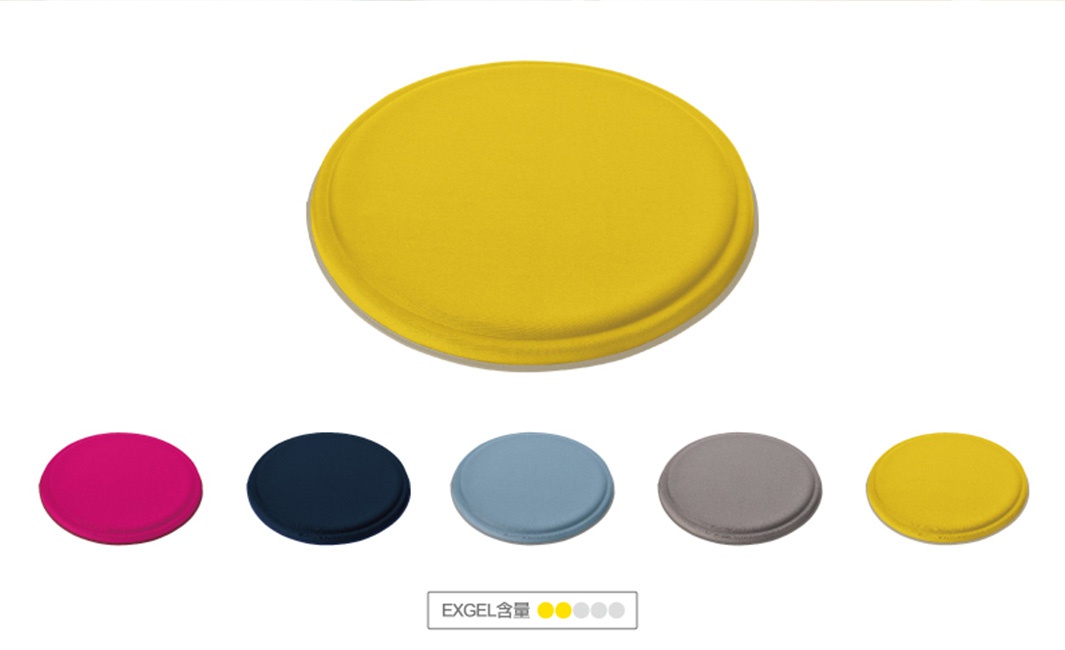 MARU PUNI 圓座墊，頂部有一個黃色圓形座墊，下方展示了五種顏色的圓形座墊：粉紅色、深藍色、淺藍色、灰色和黃色。座墊為圓形，邊緣有凸起設計。