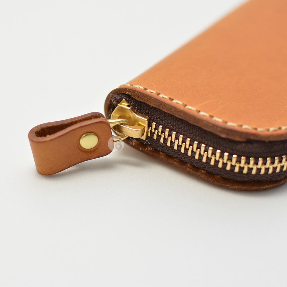 職人手作皮革鑰匙包的拉鍊和皮革拉環特寫