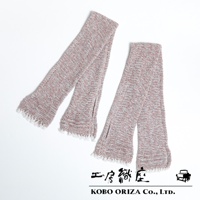 一對粉紅色與白色混紡的輕柔有機棉針織袖套，織紋網眼透氣，袖口有流蘇裝飾，兩側各有一道開衩設計。