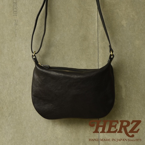 職人手作皮革Organ單肩半月包，黑色，拉鍊開合，搭配單條皮質肩帶，整體呈現經典半月造型。