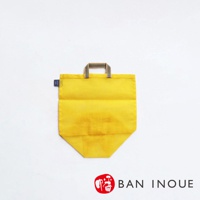 黃色提把蔬果收納袋，材質為透氣網布，尺寸為 M，袋身有皺褶紋理，上方有織紋提把，左側有品牌標籤。