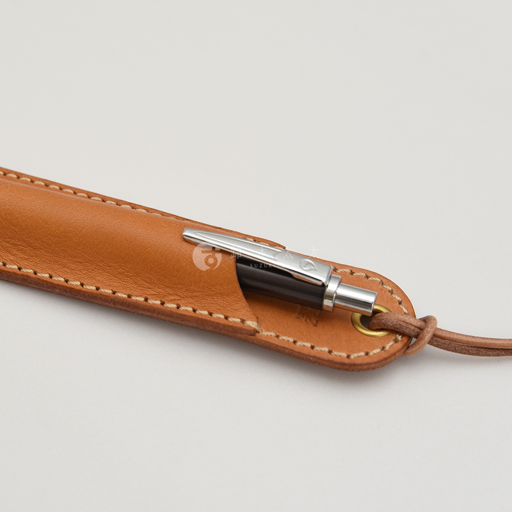 職人手作皮革筆套，附有掛繩和金屬筆夾，可裝入一支筆。