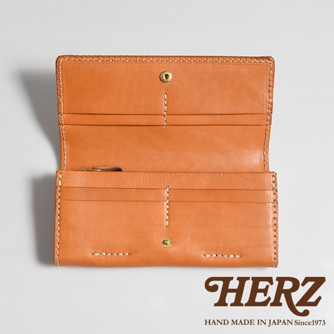 職人手作皮革軟皮長夾 WL-63，展現溫潤的淺棕色皮革，內部隔層清晰，搭配簡約的金屬釦，展現細緻的車縫工藝。