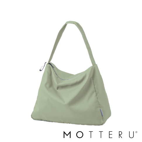 淺綠色輕時尚摺疊保冷肩背袋，材質光滑，包身呈現柔和線條，配有拉鍊開口及單肩背帶。