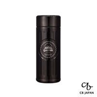 黑色金屬材質的城市咖啡保溫杯，杯身帶有直條紋路，中央圓形標誌印有「QAHWA COLOMBIA」字樣及山峰圖案。