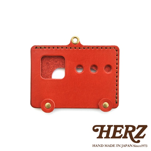 HERZ 品牌紅色皮革巴士造型交通卡夾，附有掛環和金屬輪子裝飾，背面印有 HAND MADE IN JAPAN Since1973。