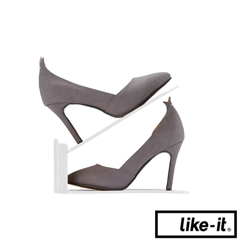 一雙灰色絨面高跟鞋，置於白色兩層鞋架上，鞋架由垂直立柱和傾斜的擱板組成，展示了產品的收納功能。