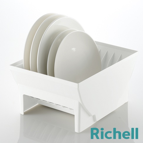 白色塑膠餐盤瀝水架，內部擺放著數個白色盤子，右下角有Richell品牌字樣
