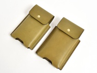 兩件橄欖綠皮革手機收納包，帶有金色按扣和縫線細節。