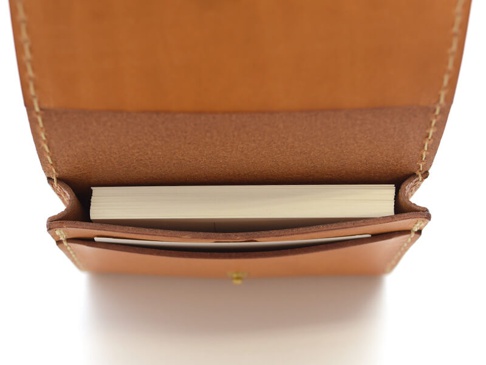 職人手作皮革名片收納夾，採用經典淺棕色皮革，手工縫線，內含一疊白色名片，另有前方卡槽可放其他卡片。