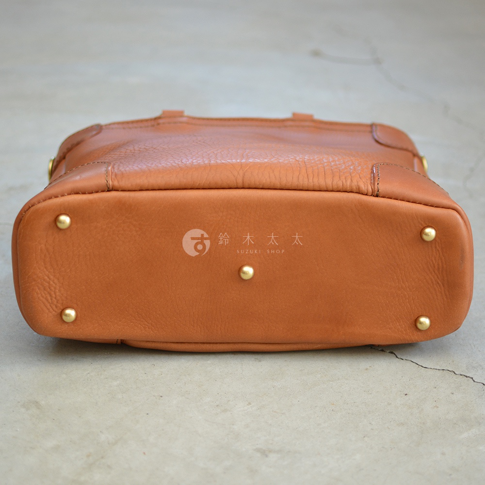 職人手作皮革Organ兩用商務托特包，淺棕色皮革，包底有金色防磨釘。