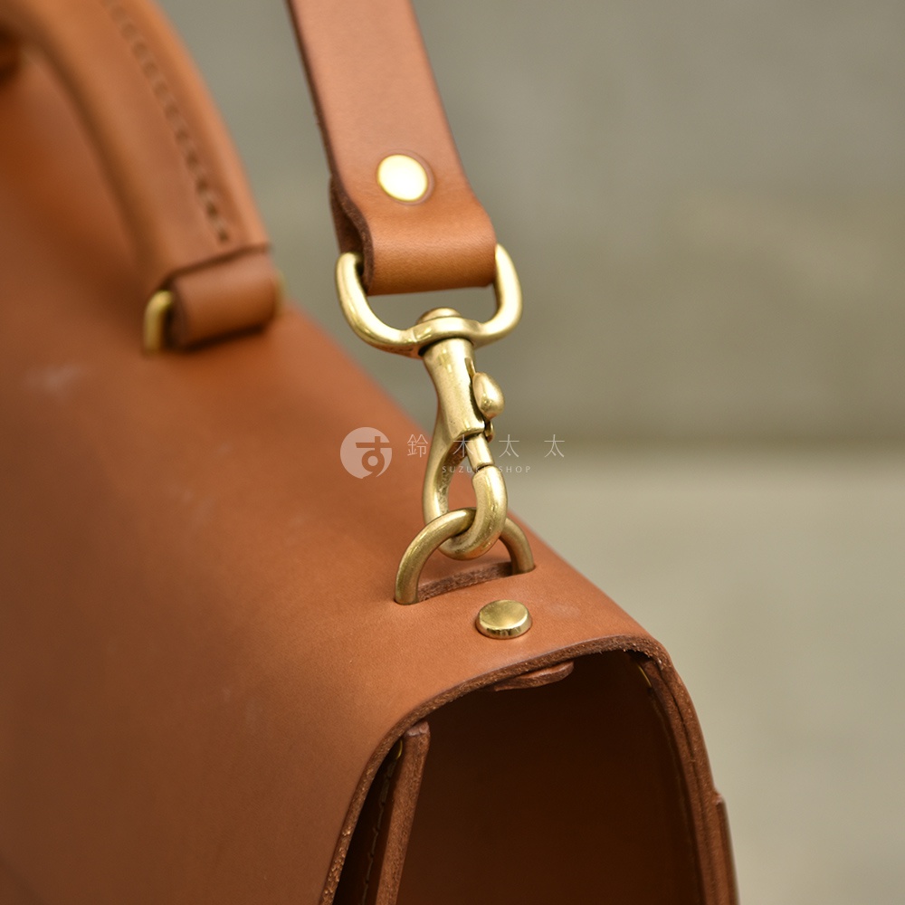 職人手作皮革公事包，咖啡色皮革，配有黃銅色金屬扣環和可拆卸肩帶。