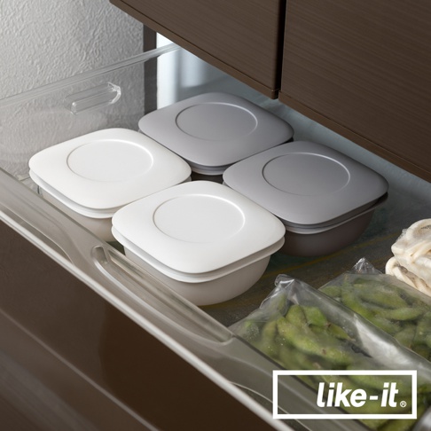 冰箱抽屜內有兩個白色和兩個灰色簡約雙層蒸氣循環保鮮盒，每個保鮮盒都呈方形，帶有圓形蓋子，堆疊擺放。