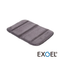 Mobile M 行動折疊坐墊，灰色絨面材質，表面有細小透氣孔，四條縱向壓紋設計。